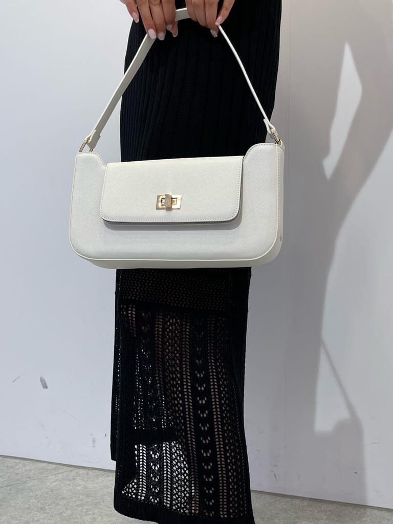 イエロー系のサンダル、ホワイト系のショルダーバッグ、ブラック系のスカートを着用したレディースの夏コーディネートの7枚目の写真