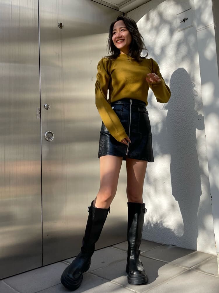 ブラック系のその他アウター、ブラック系のスカート、ブラック系のブーツを着用したレディースの秋コーディネートの3枚目の写真