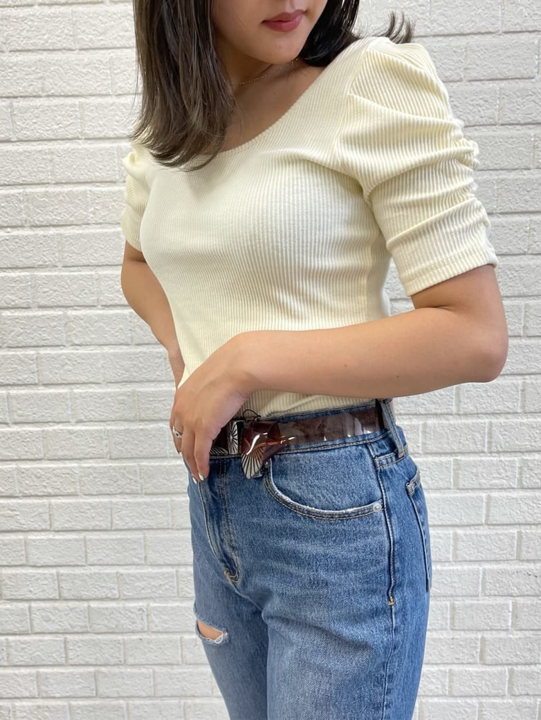 ブルー系のデニムパンツ、その他のサンダル、ホワイト系のTシャツ/カットソーを着用したレディースの夏コーディネートの6枚目の写真