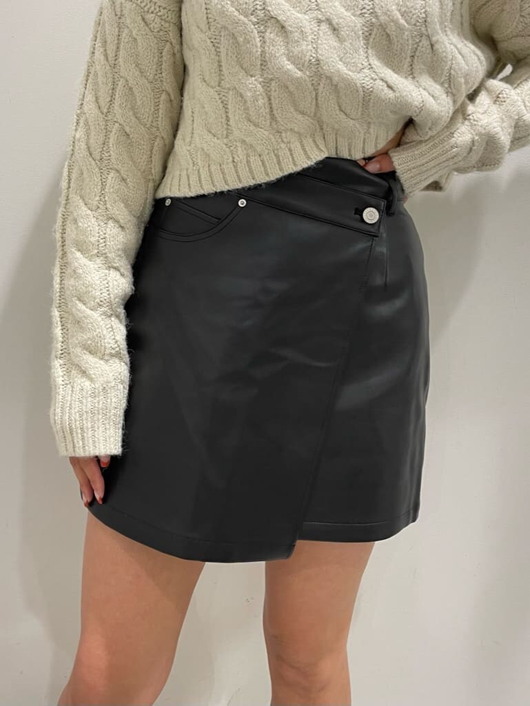 ブラック系のブーツ、ブラック系のスカート、ホワイト系のニット/セーターを着用したレディースの秋コーディネートの4枚目の写真