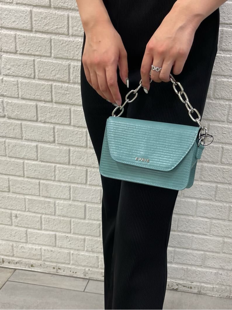 その他のサンダル、ブラック系のスラックス、ブラック系のTシャツ/カットソーを着用したレディースの夏コーディネートの9枚目の写真