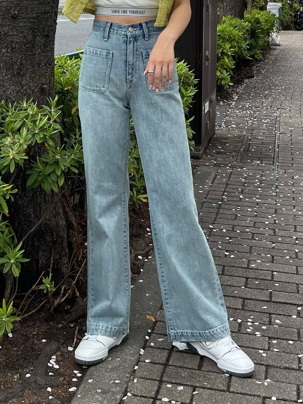 ブルー系のデニムパンツ、ホワイト系のキャミソール、グリーン系のシャツ/ブラウスを着用したレディースの春コーディネートの7枚目の写真