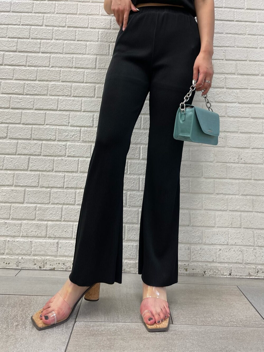 その他のサンダル、ブラック系のスラックス、ブラック系のTシャツ/カットソーを着用したレディースの夏コーディネートの7枚目の写真