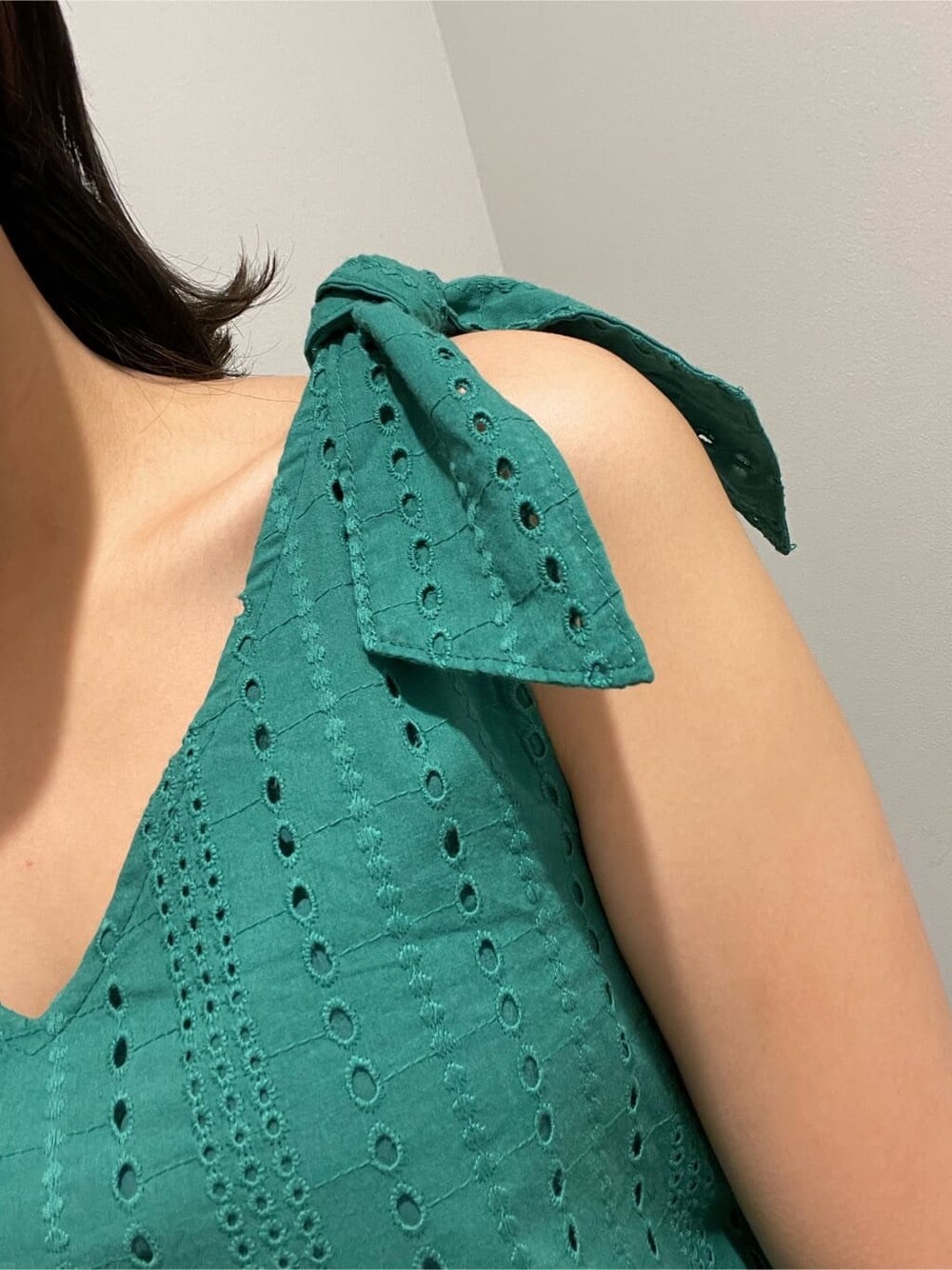 グリーン系のシャツ/ブラウス、ホワイト系のサンダル、ブルー系のデニムパンツを着用したレディースの春コーディネートの6枚目の写真