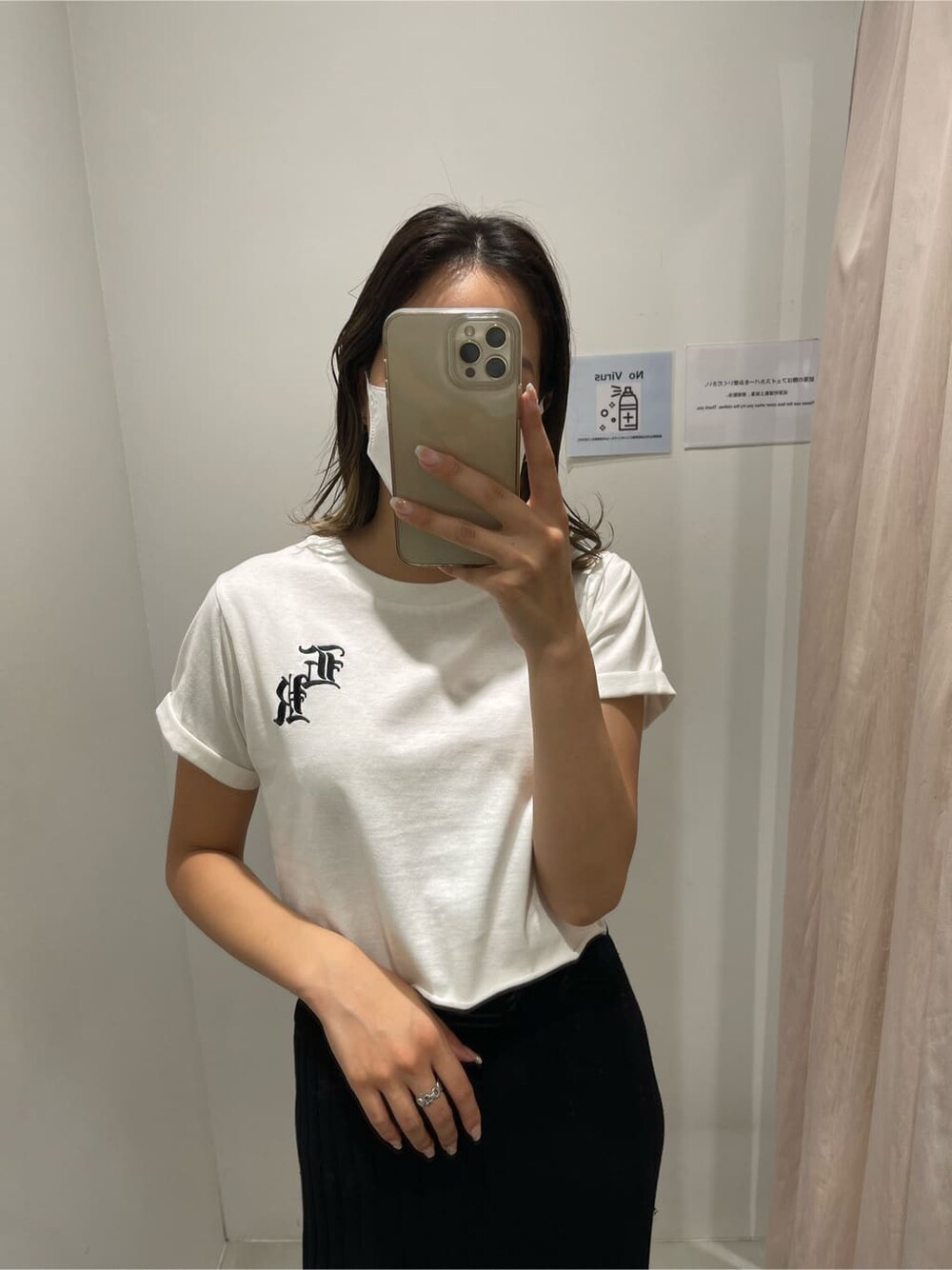 ブラック系のショルダーバッグ、ブラック系のスカート、ホワイト系のTシャツ/カットソーを着用したレディースの夏コーディネートの4枚目の写真