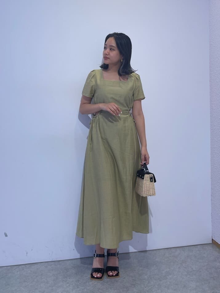 ブラック系のサンダル、グリーン系のワンピース、ブラック系のショルダーバッグを着用したレディースの夏コーディネートの3枚目の写真