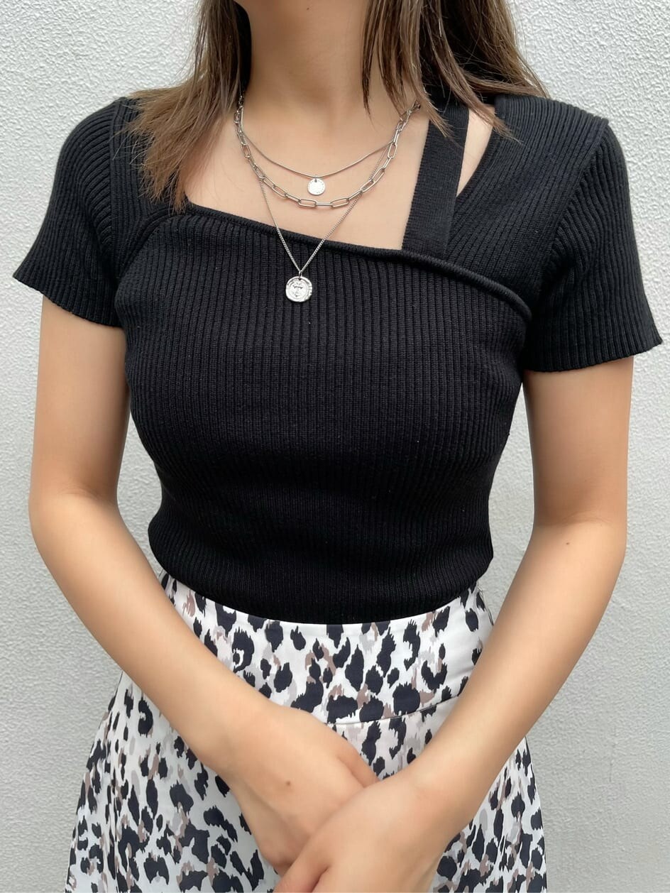 その他のスカート、ブラック系のサンダル、ブラック系のニット/セーターを着用したレディースの夏コーディネートの7枚目の写真