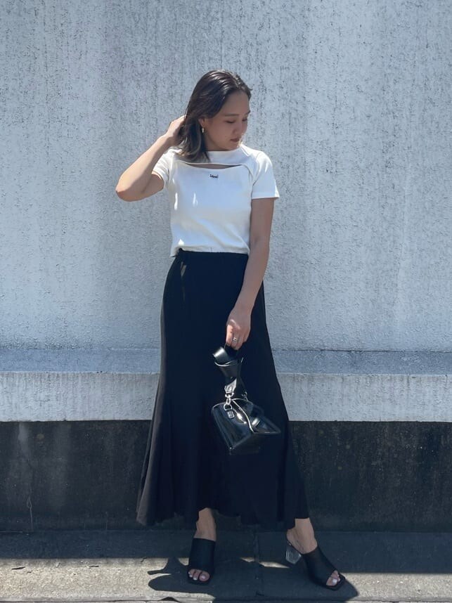 ブラック系のサンダル、ブラック系のショルダーバッグ、ホワイト系のTシャツ/カットソーを着用したレディースの夏コーディネートの2枚目の写真