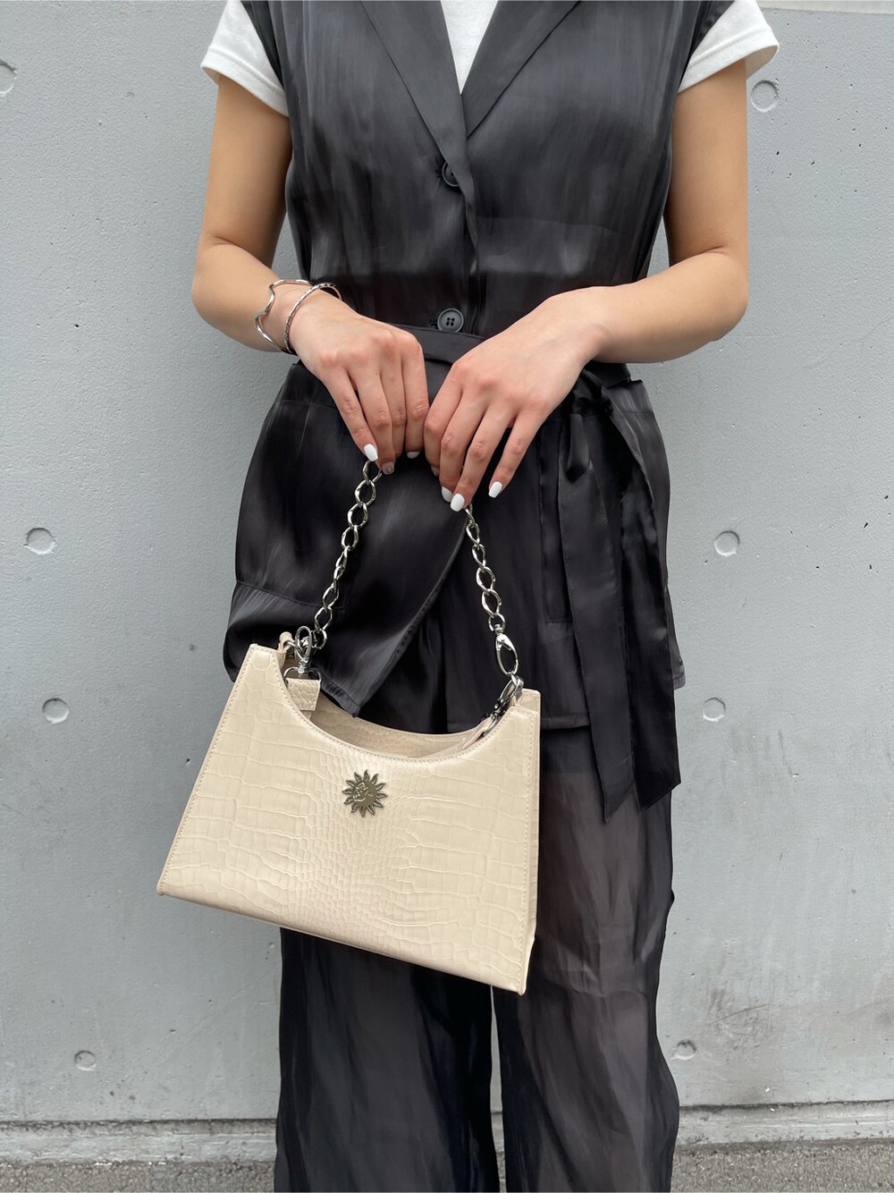 ベージュ系のTシャツ/カットソー、ブラック系のテーラードジャケット、ブラック系のその他パンツを着用したレディースの春コーディネートの6枚目の写真