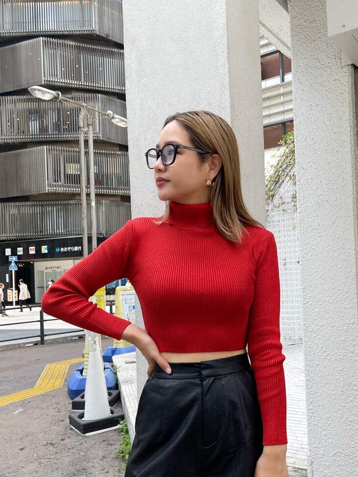 ブラック系のテーラードジャケット、その他のブーツ、ブラック系のショルダーバッグを着用したレディースの秋コーディネートの6枚目の写真