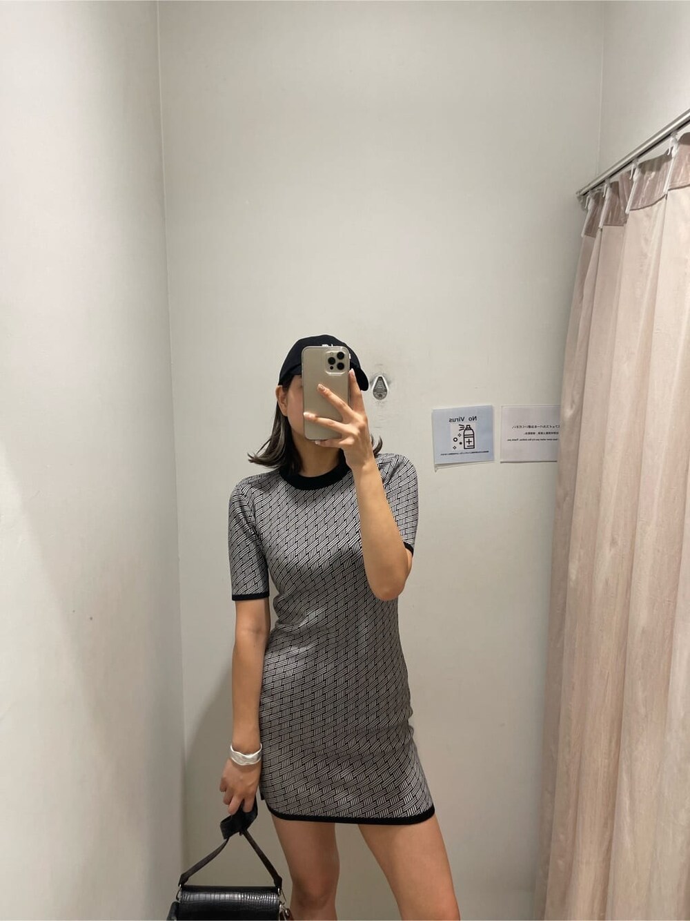 ブラック系のブーツ、ブラック系のワンピース、ブラック系のキャップを着用したレディースの夏コーディネートの5枚目の写真