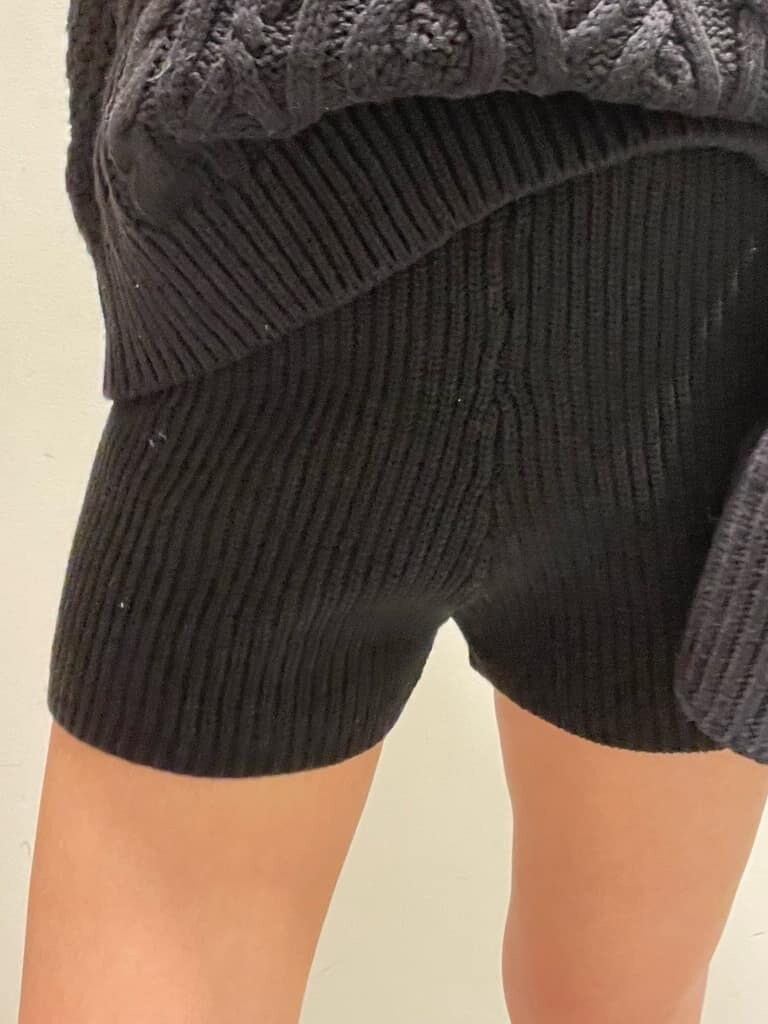 ブラック系のその他パンツ、ホワイト系のブーツ、ブラック系のニット/セーターを着用したレディースの秋コーディネートの6枚目の写真