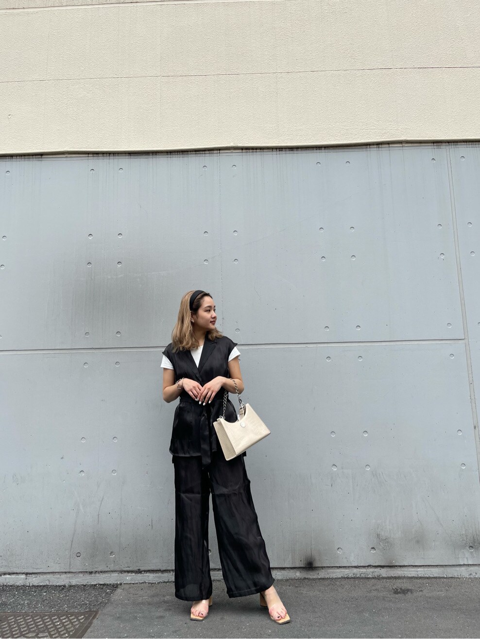 ベージュ系のTシャツ/カットソー、ブラック系のテーラードジャケット、ブラック系のその他パンツを着用したレディースの春コーディネートの3枚目の写真