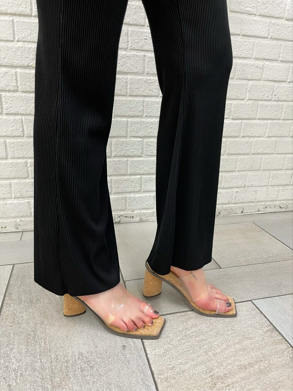 その他のサンダル、ブラック系のスラックス、ブラック系のTシャツ/カットソーを着用したレディースの夏コーディネートの8枚目の写真