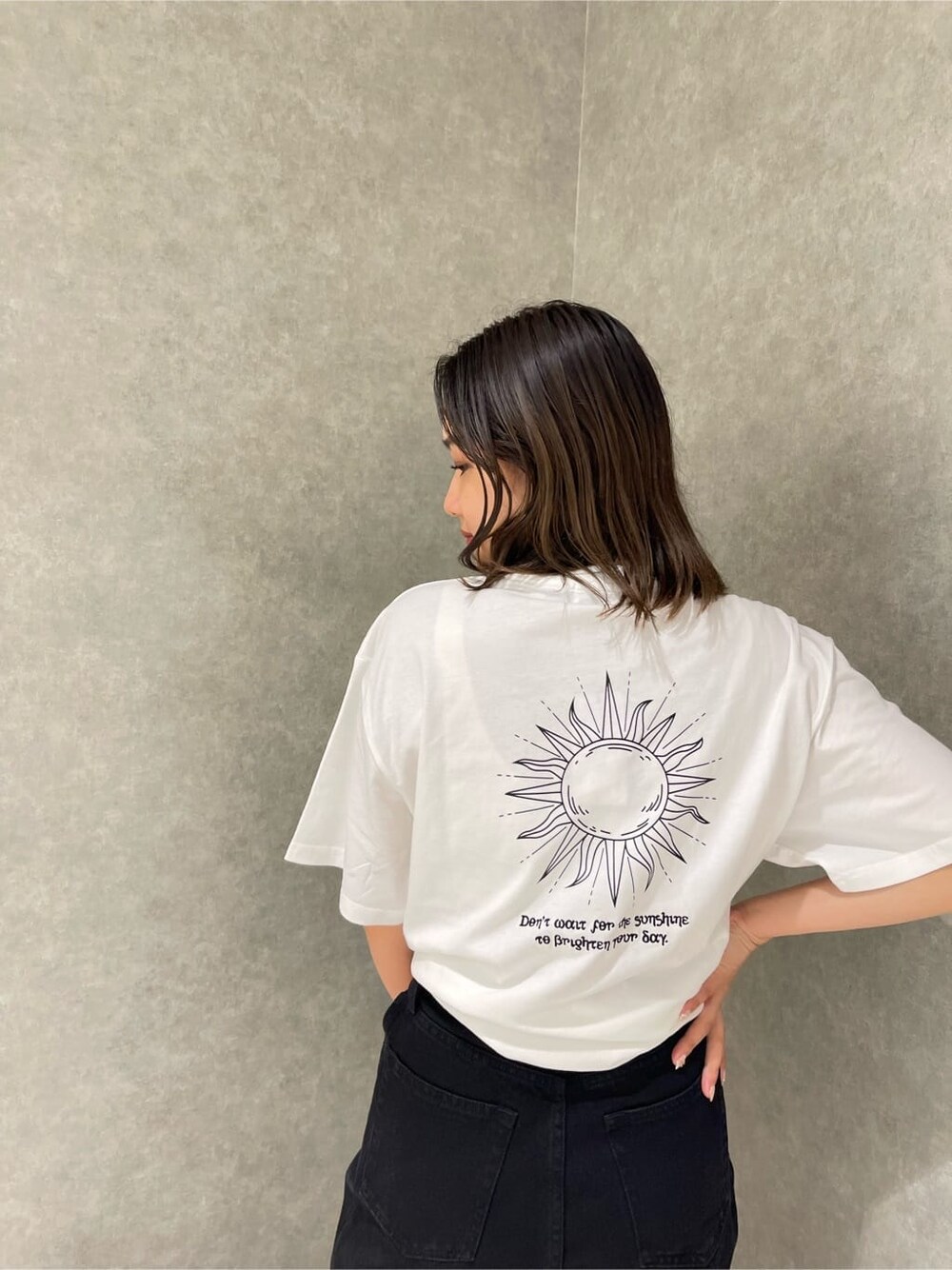 ブラック系のショルダーバッグ、ホワイト系のTシャツ/カットソー、ブラック系のデニムパンツを着用したレディースの夏コーディネートの6枚目の写真