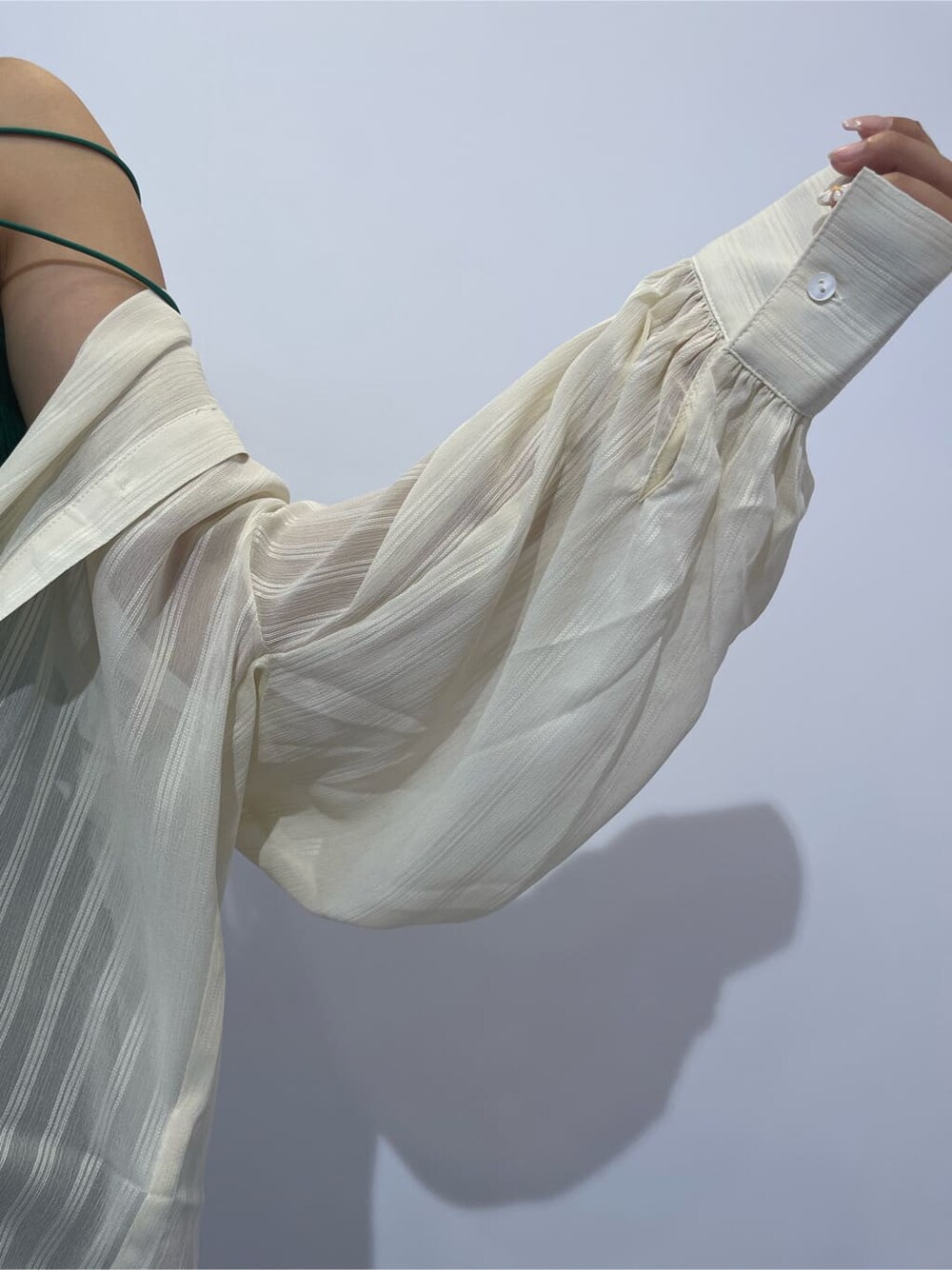 ブラック系のスカート、ホワイト系のシャツ/ブラウス、ブラック系のサンダルを着用したレディースの夏コーディネートの6枚目の写真