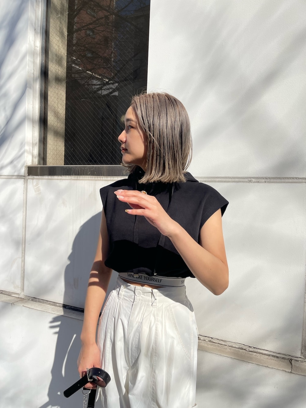 ホワイト系のカーゴパンツ、ブラック系のスウェット、ホワイト系のブーツを着用したレディースの春コーディネートの5枚目の写真