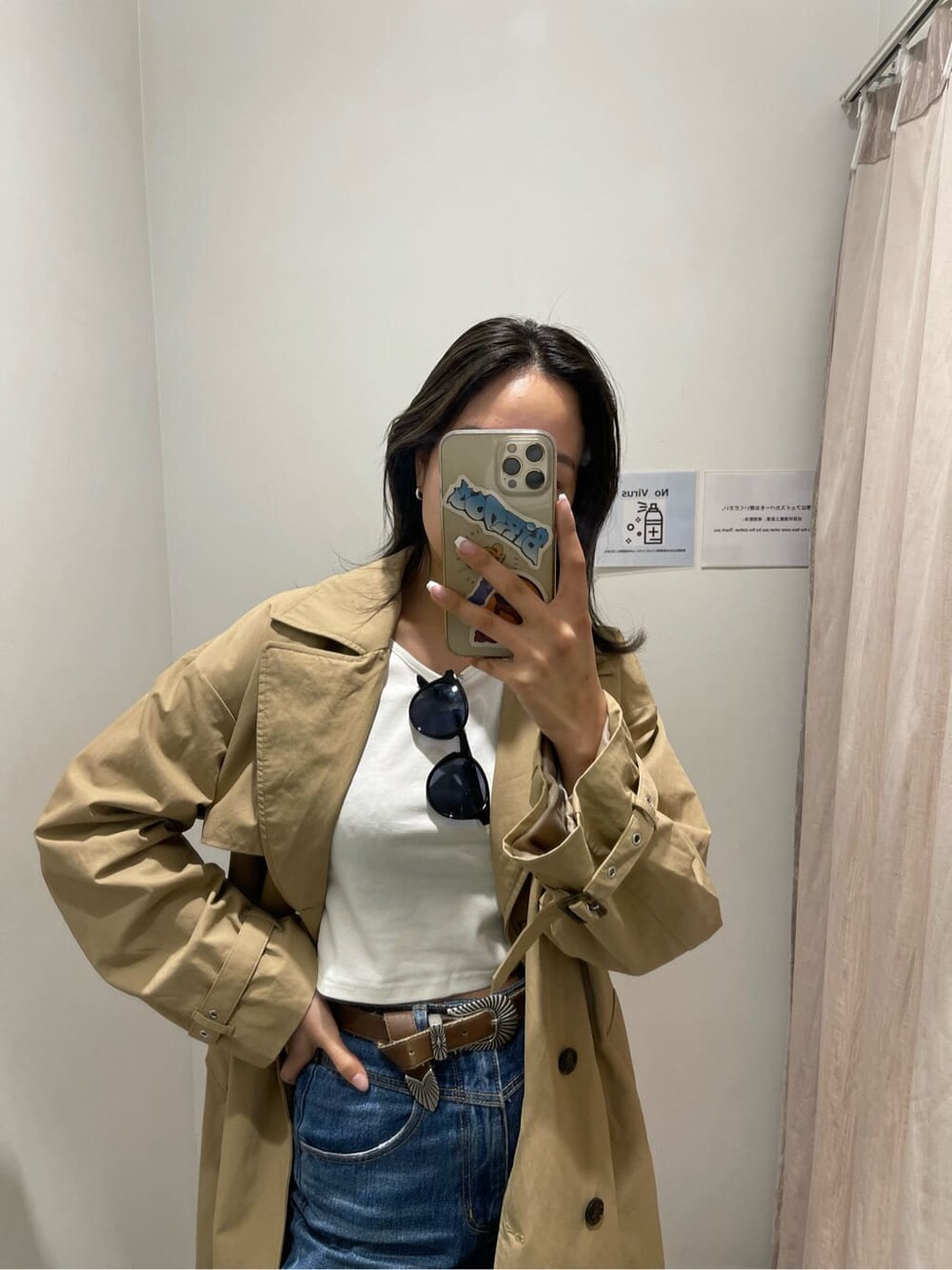 ブラック系のパンプス、ベージュ系のトレンチコート、ブルー系のデニムパンツを着用したレディースの冬コーディネートの7枚目の写真