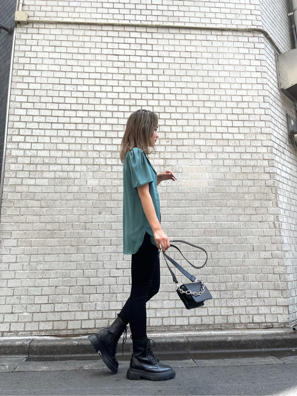 ブルー系のシャツ/ブラウス、ブラック系のキャミソール、ブラック系のブーツを着用したレディースの夏コーディネートの4枚目の写真