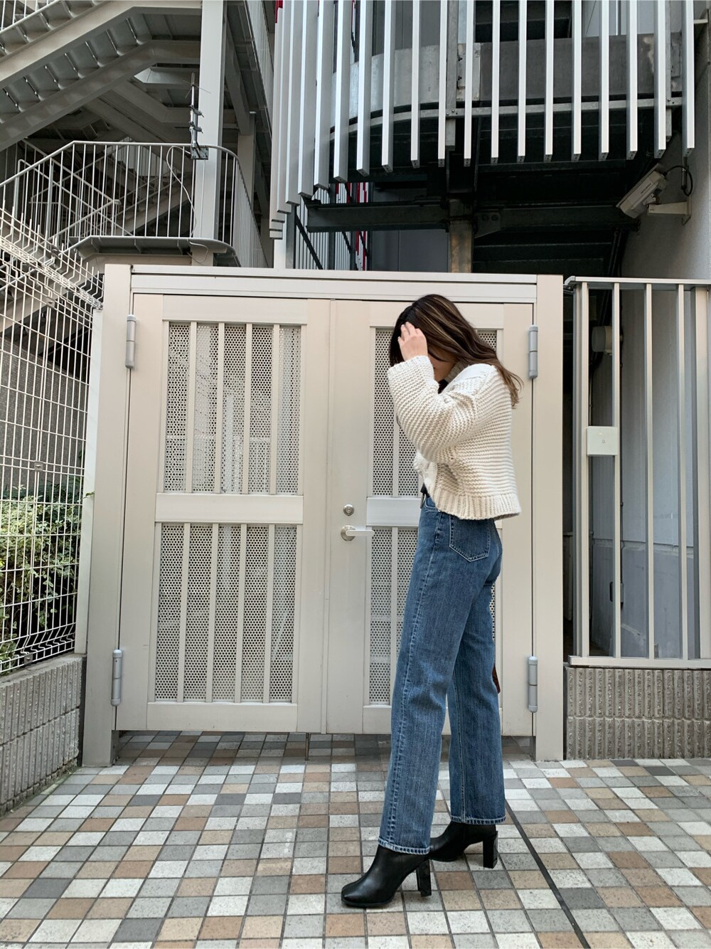 その他のハンドバッグを着用したレディースの冬コーディネートの2枚目の写真