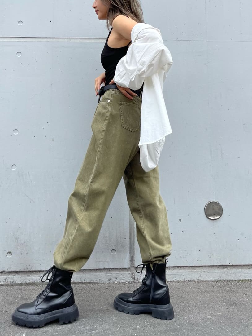 ブラック系のブーツ、ホワイト系のシャツ/ブラウス、ベージュ系のデニムパンツを着用したレディースの夏コーディネートの3枚目の写真