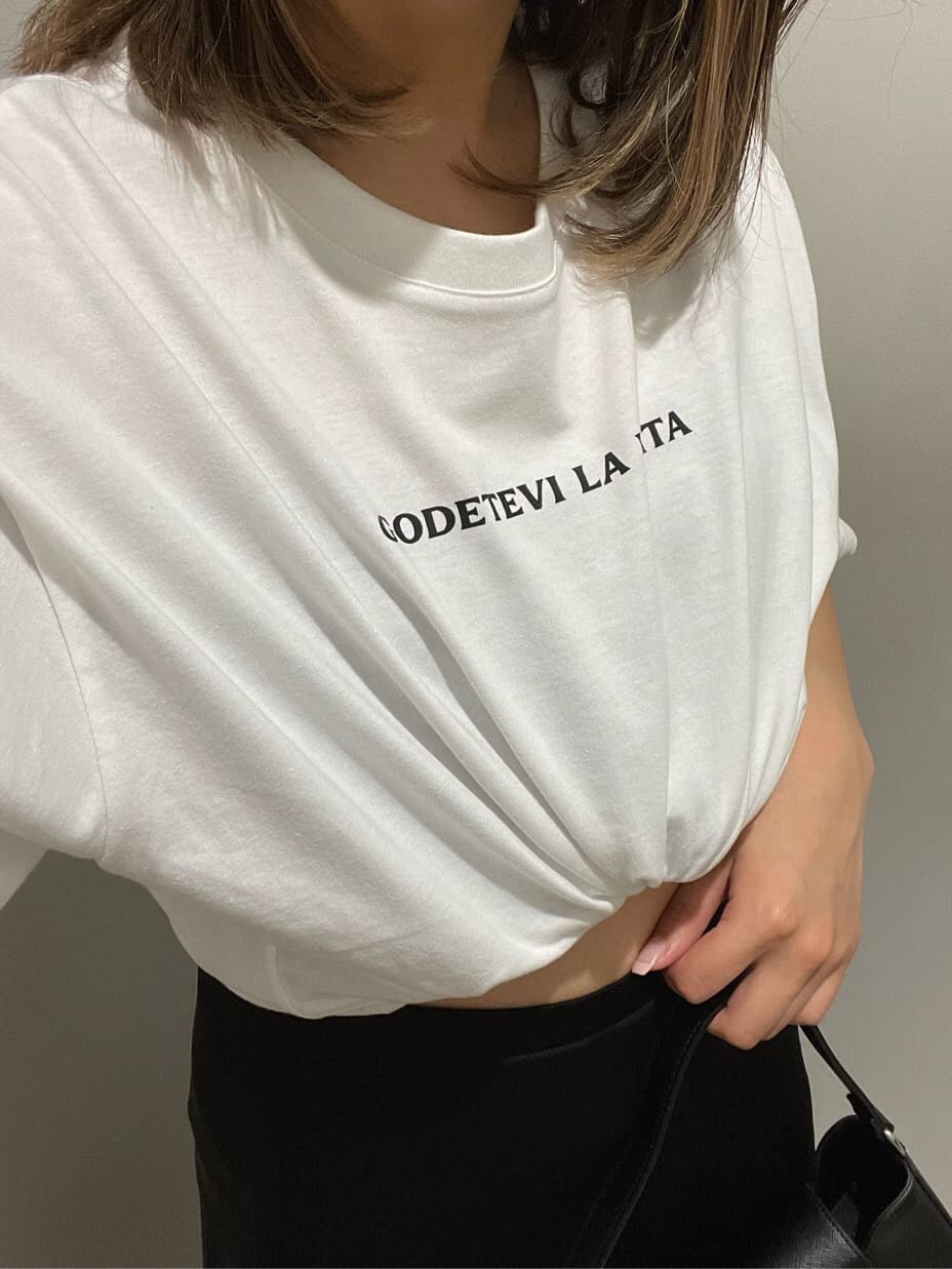 ブラック系のショルダーバッグ、ホワイト系のTシャツ/カットソー、ブラック系のスカートを着用したレディースの春コーディネートの6枚目の写真