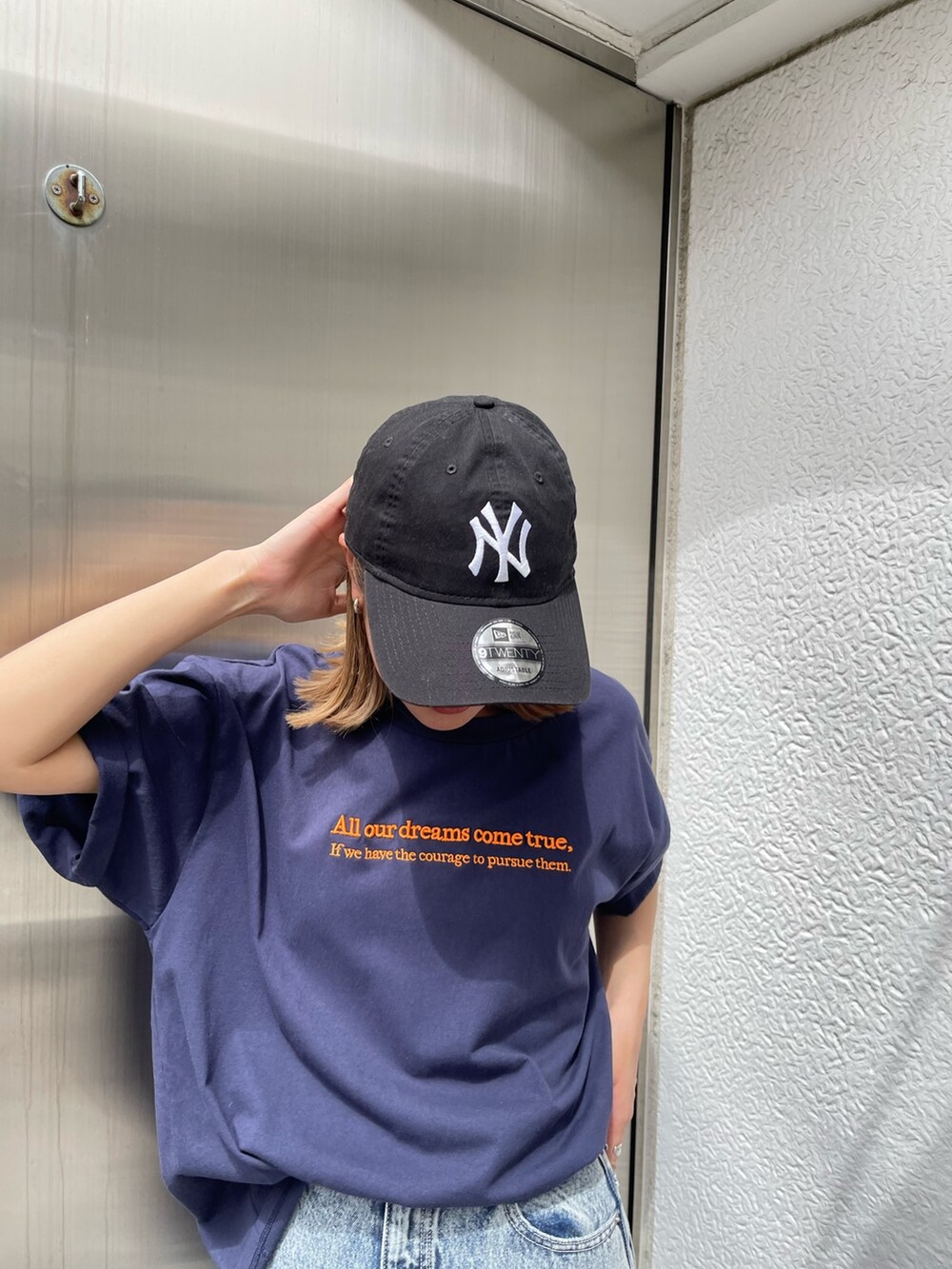 ブルー系のデニムパンツ、ブルー系のTシャツ/カットソーを着用したレディースの春コーディネートの9枚目の写真