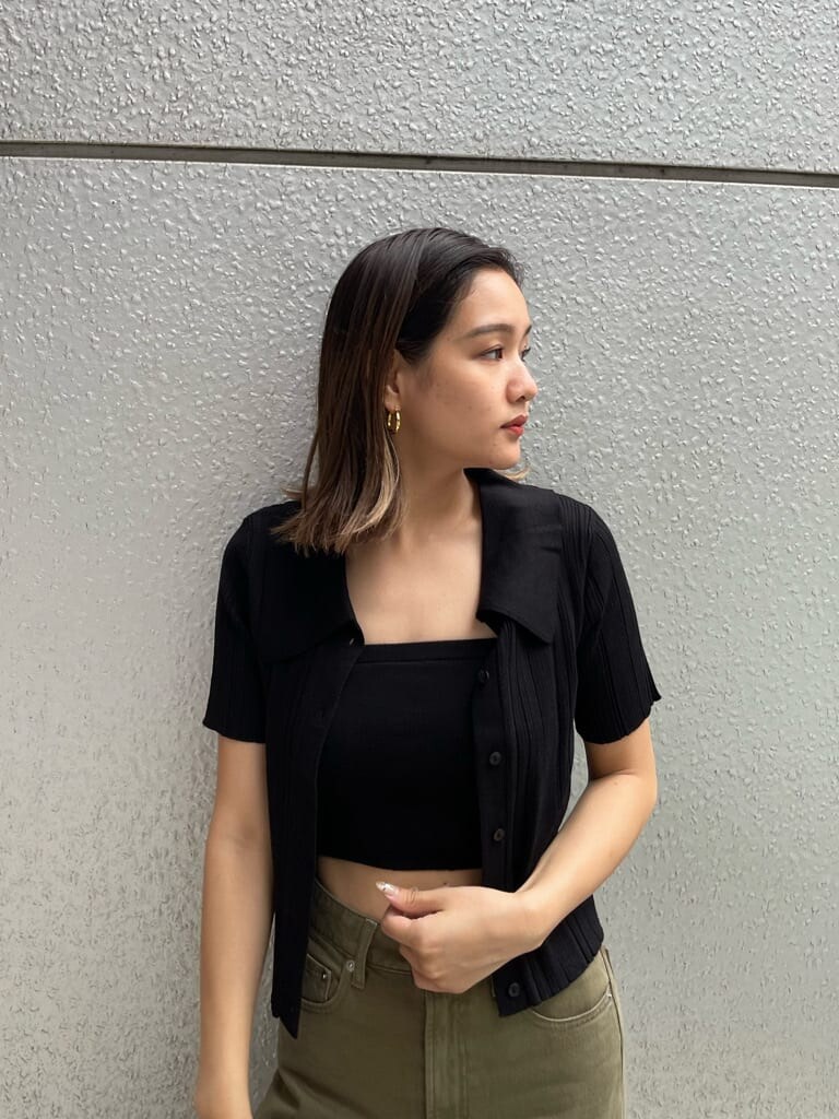 ブラック系のサンダル、ベージュ系のデニムパンツ、ブラック系のニット/セーターを着用したレディースの夏コーディネートの4枚目の写真