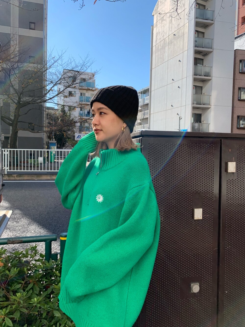 ブラック系のブーツ、グリーン系のニット/セーターを着用したレディースの冬コーディネートの2枚目の写真