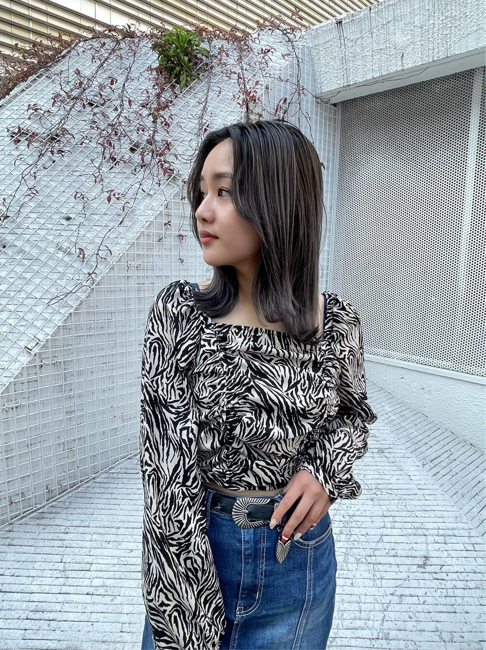 ブラック系のブーツ、ブルー系のデニムスカート、その他のシャツ/ブラウスを着用したレディースの冬コーディネートの3枚目の写真