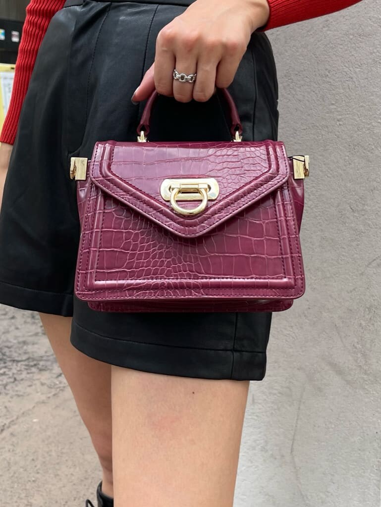 ブラック系のその他パンツ、ブラック系のブーツ、ブラック系のテーラードジャケットを着用したレディースの秋コーディネートの10枚目の写真