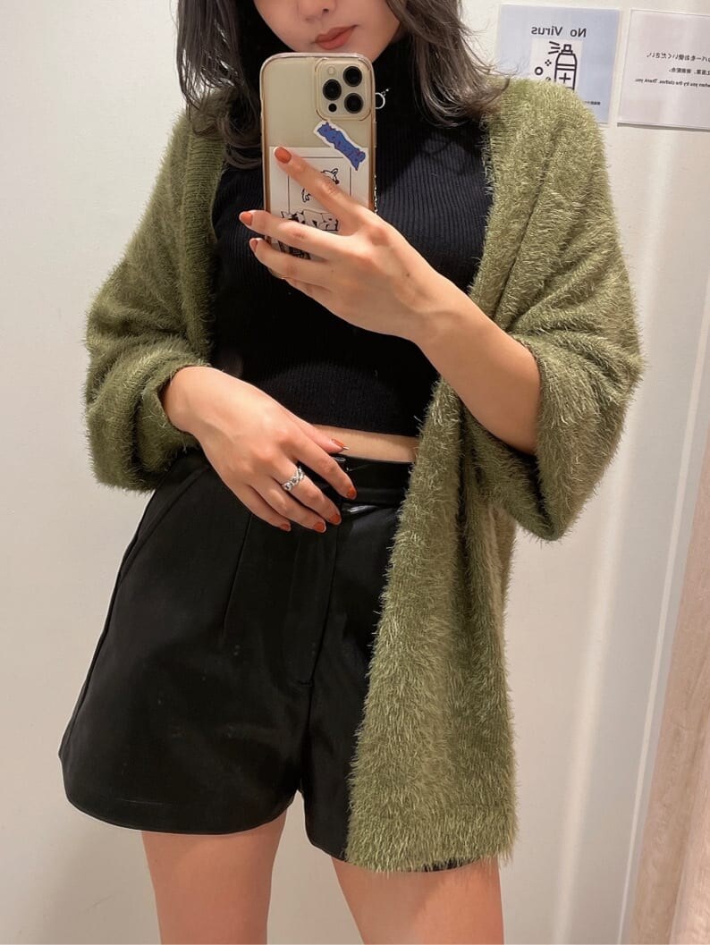 ベージュ系のカーディガン/ボレロ、ブラック系のその他パンツ、ブラック系のニット/セーターを着用したレディースの秋コーディネートの4枚目の写真