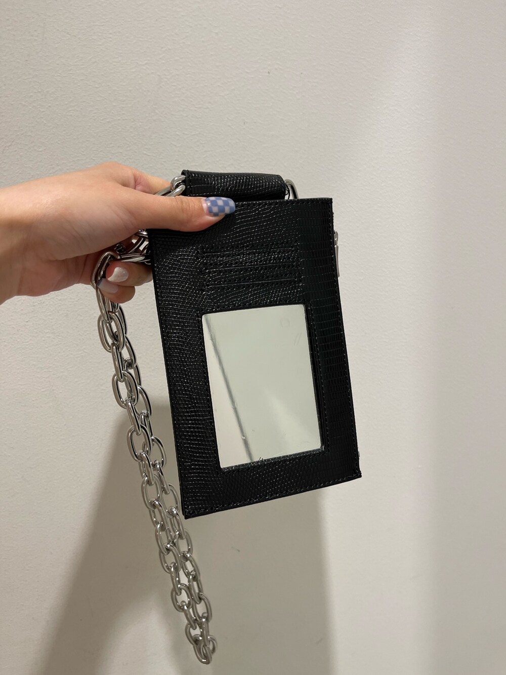 ホワイト系のカーゴパンツ、ブラック系のブーツ、ホワイト系のTシャツ/カットソーを着用したレディースの春コーディネートの7枚目の写真