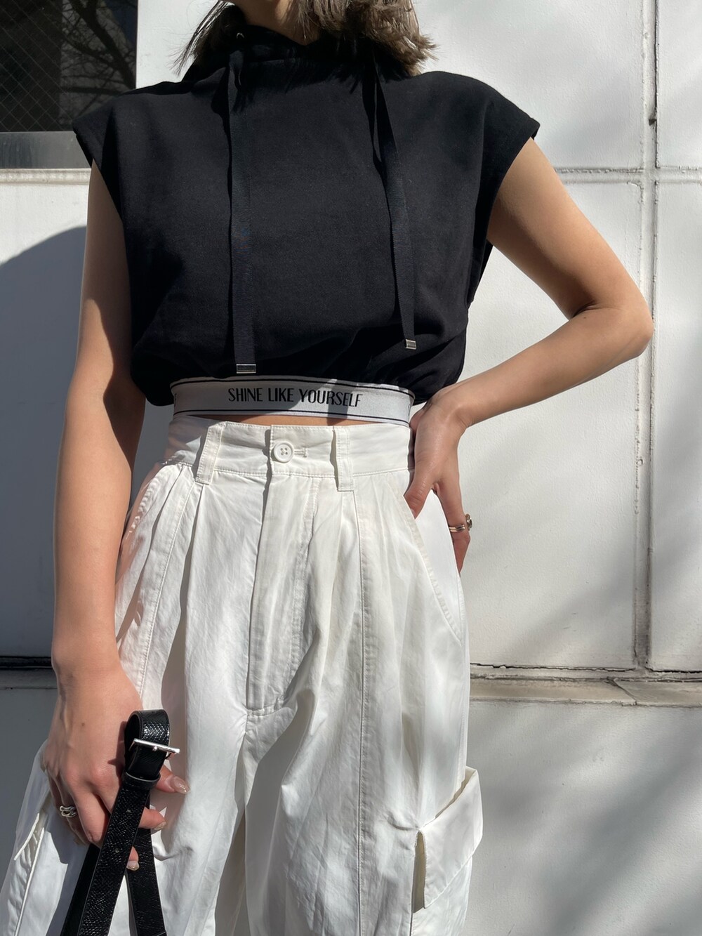 ホワイト系のカーゴパンツ、ブラック系のスウェット、ホワイト系のブーツを着用したレディースの春コーディネートの7枚目の写真