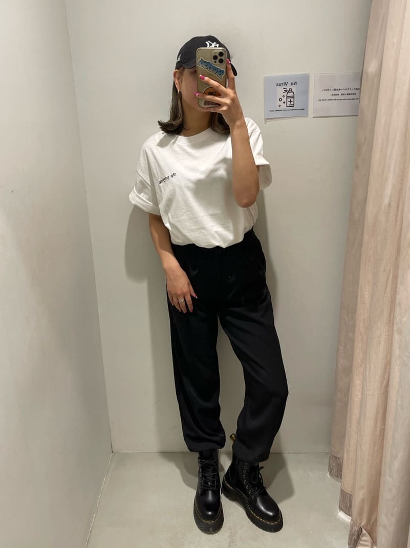 ブラック系のブーツ、ブラック系のその他パンツ、ホワイト系のTシャツ/カットソーを着用したレディースの春コーディネートの3枚目の写真