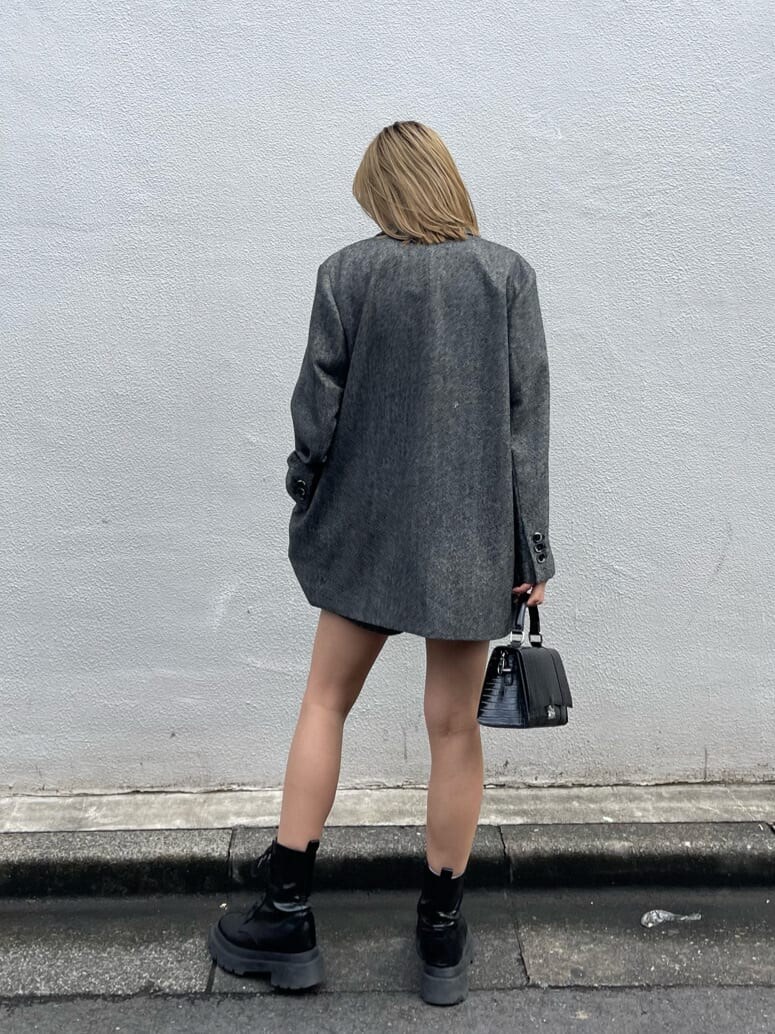 ブラック系のブーツ、ブラック系のテーラードジャケット、ブラック系のその他パンツを着用したレディースの秋コーディネートの3枚目の写真