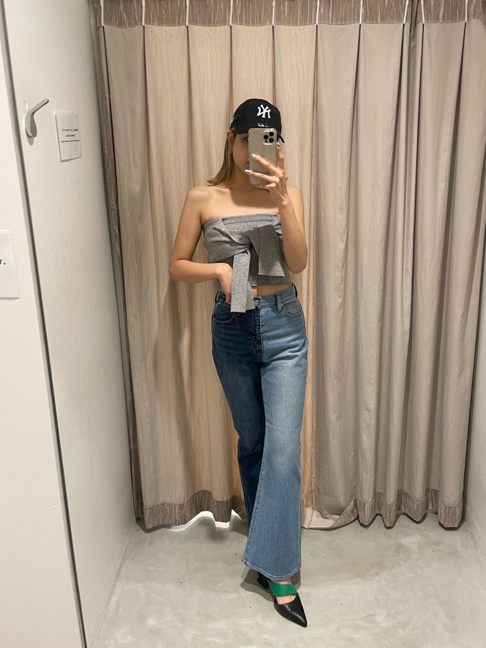 ブラック系のサンダル、グレー系のチューブトップ、ブルー系のデニムパンツを着用したレディースの春コーディネートの2枚目の写真