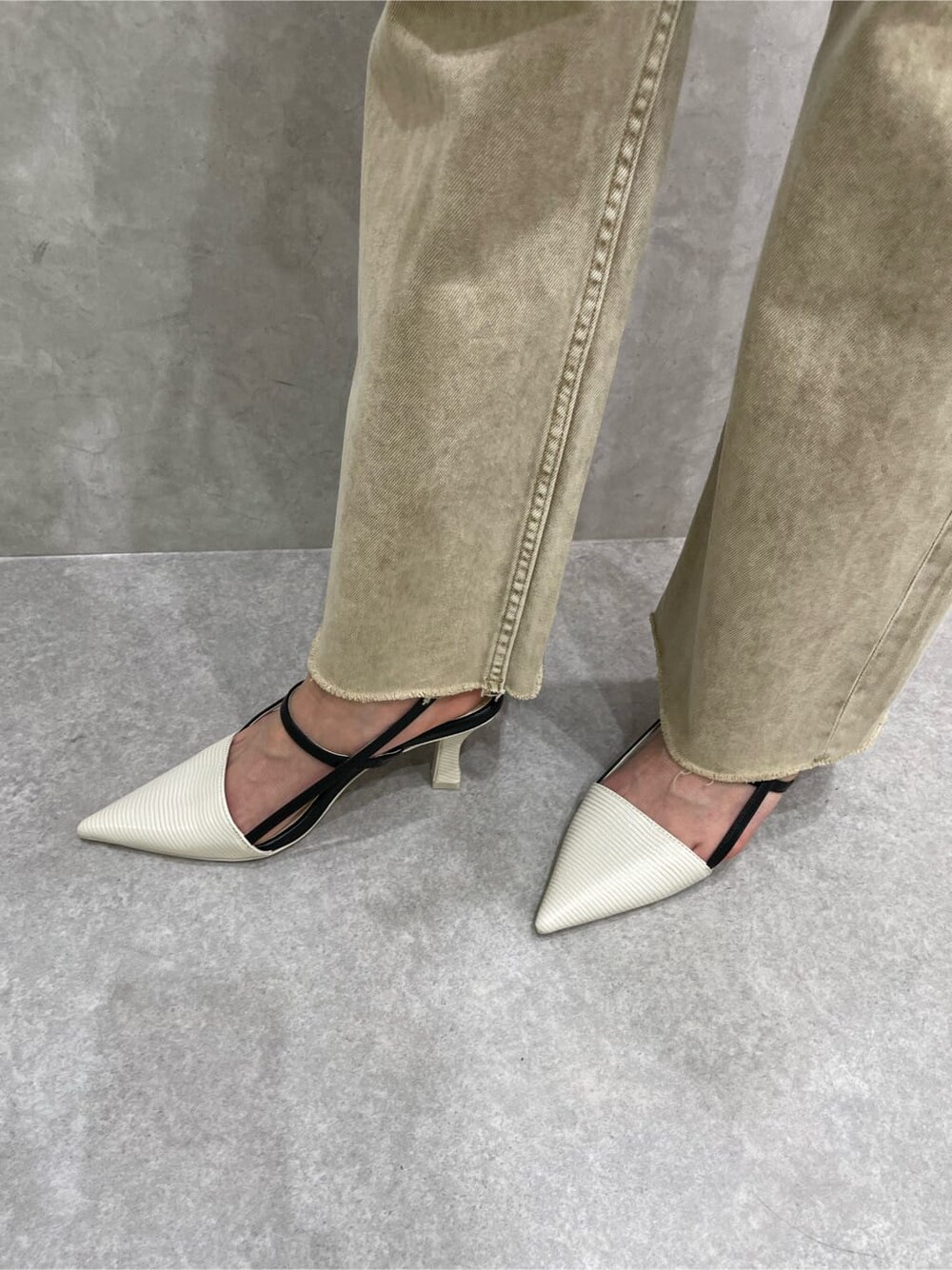 ブラック系のシャツ/ブラウス、ベージュ系のデニムパンツ、ホワイト系のサンダルを着用したレディースの春コーディネートの9枚目の写真