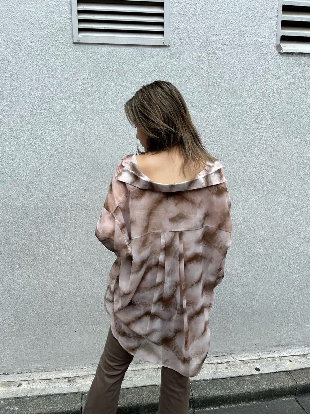 ブラウン系のシャツ/ブラウス、ブラック系のサンダル、ブラウン系のデニムパンツを着用したレディースの夏コーディネートの4枚目の写真