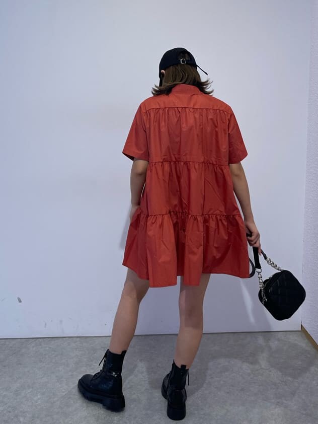 その他のブーツ、ブラック系のショルダーバッグ、オレンジ系のワンピースを着用したレディースの夏コーディネートの4枚目の写真