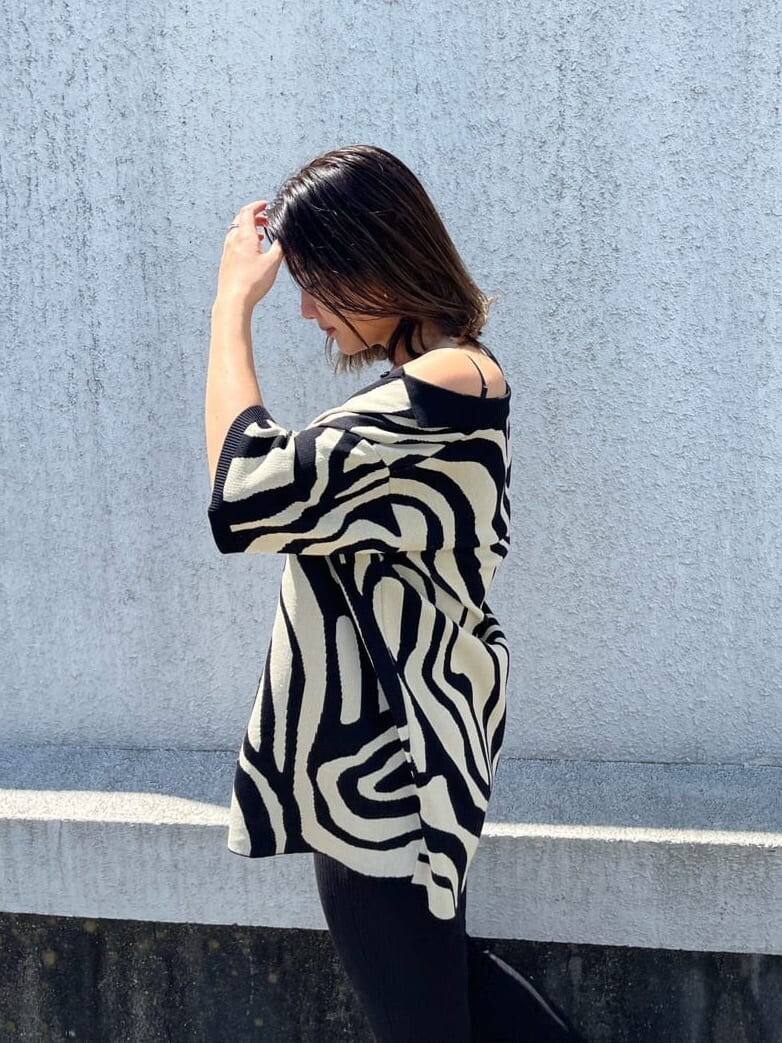 ブラック系のその他パンツ、ブラック系のキャミソール、ブラック系のニット/セーターを着用したレディースの夏コーディネートの7枚目の写真