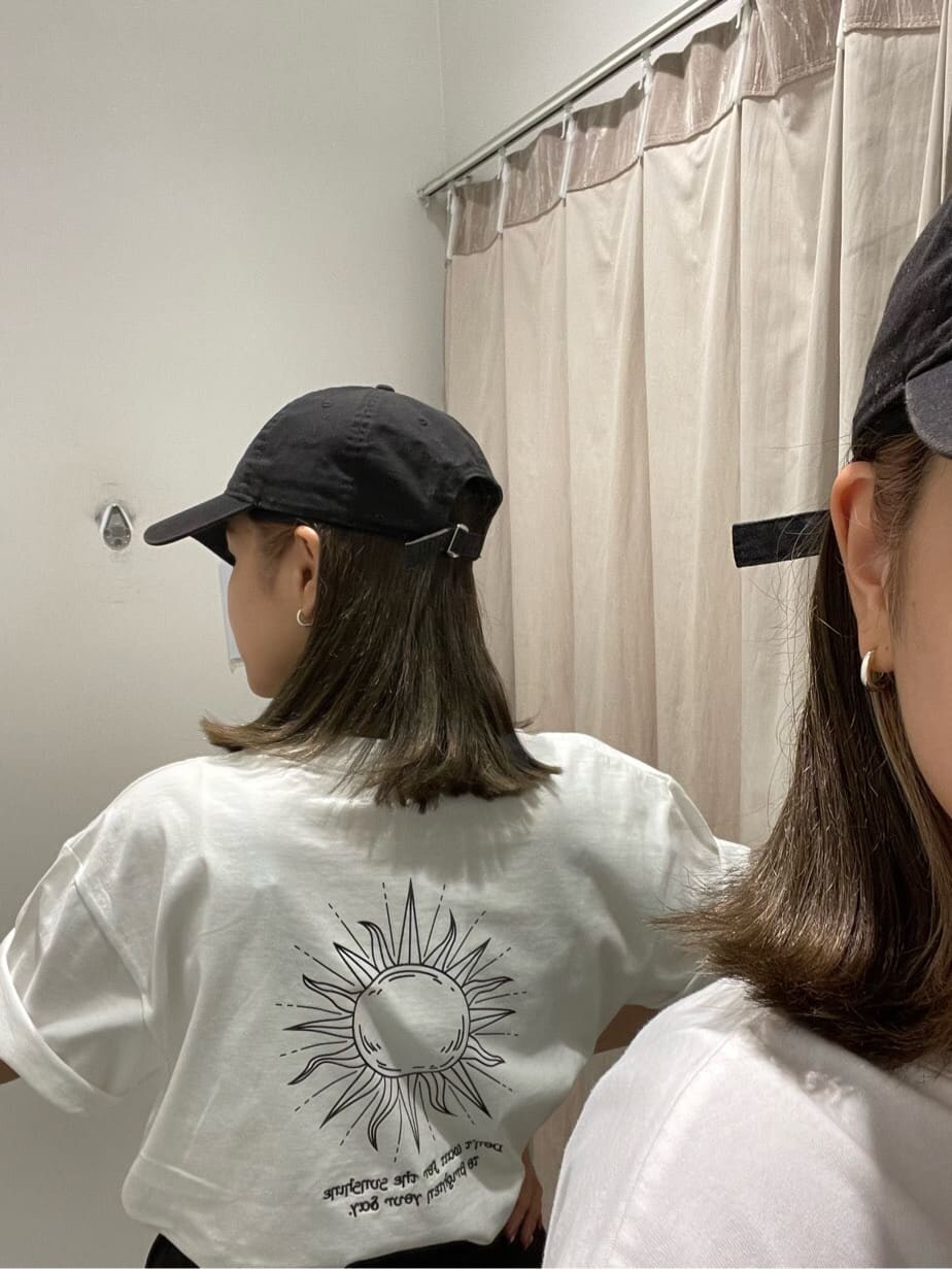 ブラック系のブーツ、ブラック系のその他パンツ、ホワイト系のTシャツ/カットソーを着用したレディースの春コーディネートの5枚目の写真