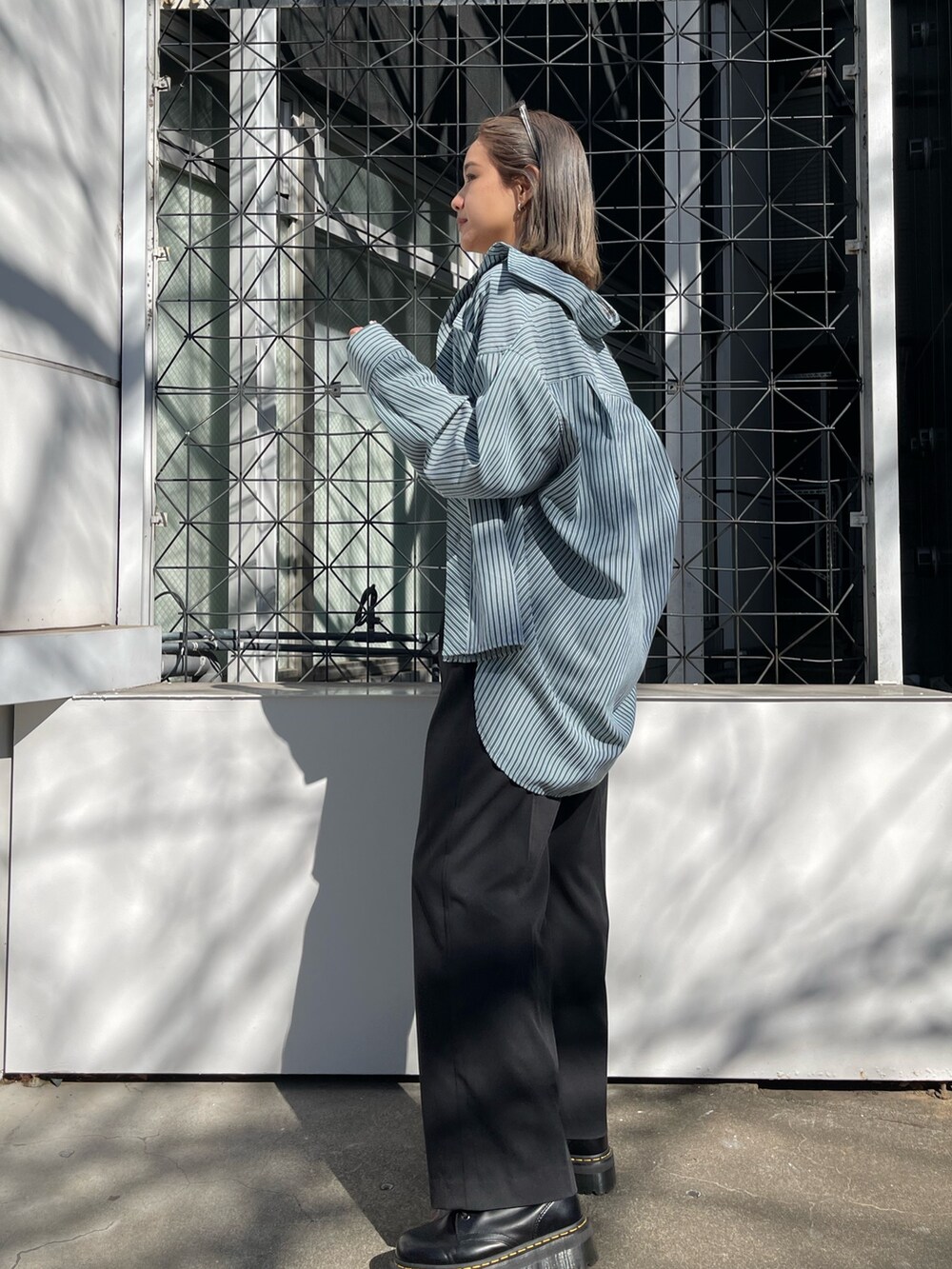 ブラック系のその他パンツ、ブラック系のブーツ、ブラック系のニット/セーターを着用したレディースの春コーディネートの3枚目の写真