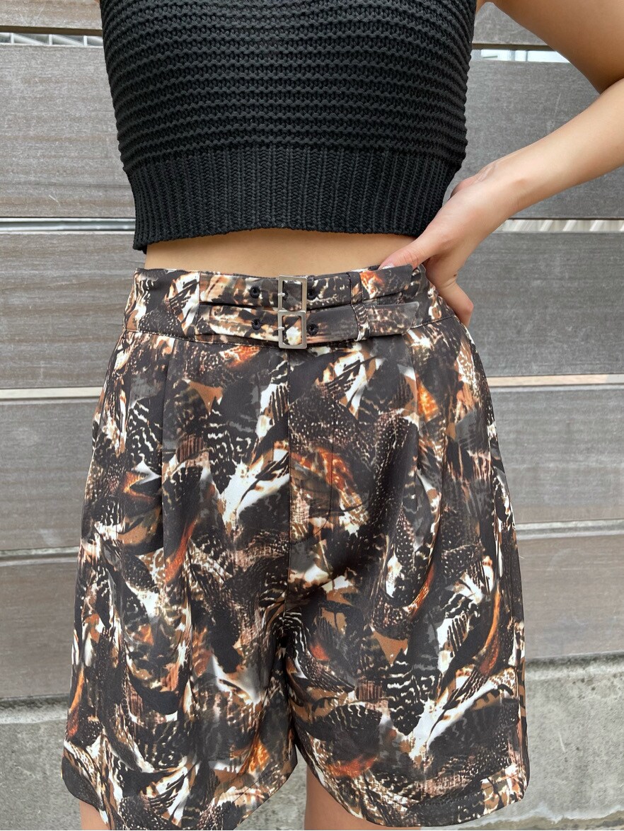 その他のサンダル、ブラック系のタンクトップ、その他のその他パンツを着用したレディースの夏コーディネートの6枚目の写真