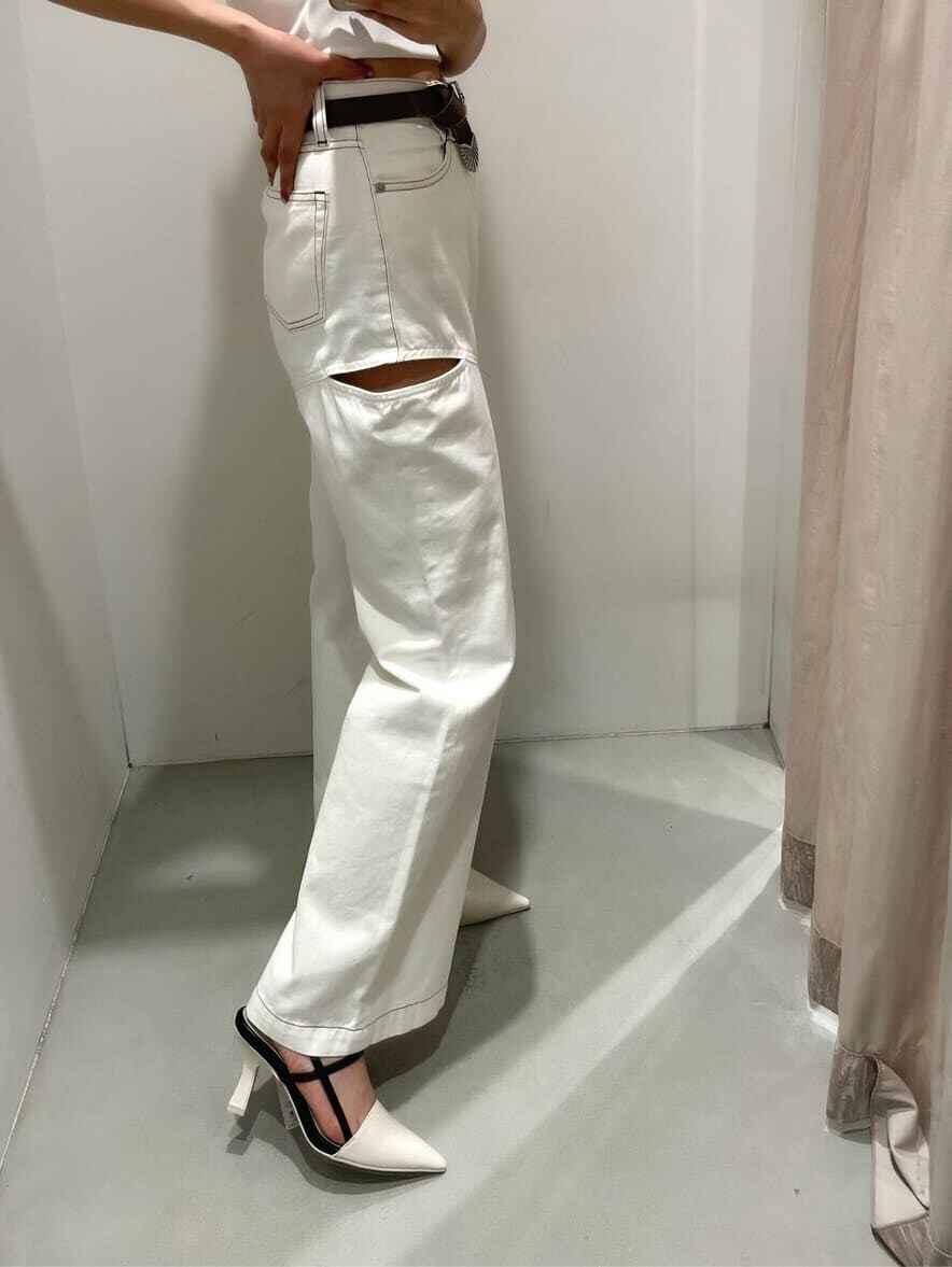 ホワイト系のタンクトップ、ホワイト系のサンダル、ベージュ系のテーラードジャケットを着用したレディースの春コーディネートの7枚目の写真