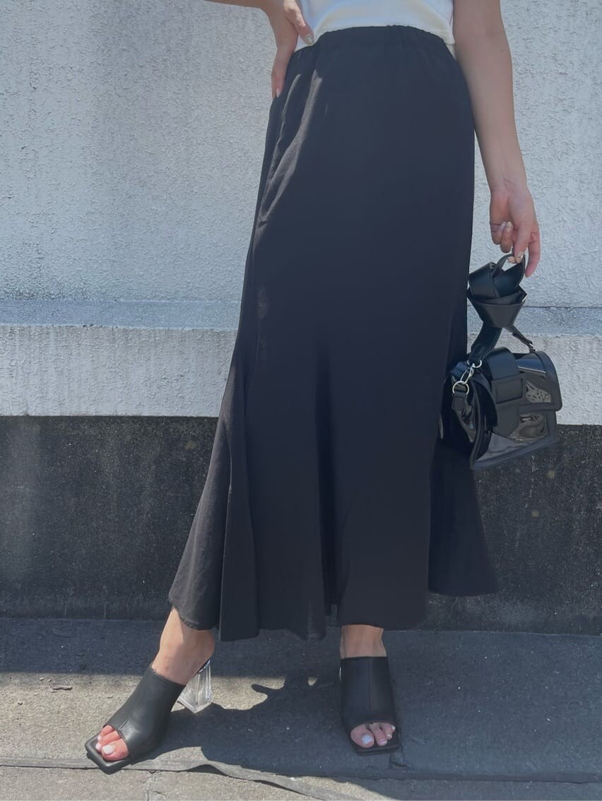 ブラック系のサンダル、ブラック系のショルダーバッグ、ホワイト系のTシャツ/カットソーを着用したレディースの夏コーディネートの6枚目の写真