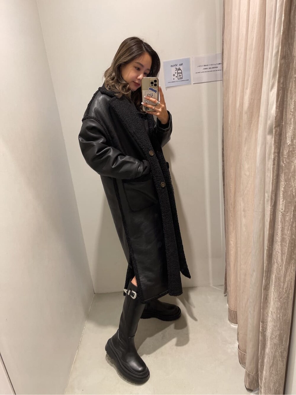 ブラック系のその他アウター、ホワイト系のその他パンツ、ブラック系のブーツを着用したレディースの秋コーディネートの2枚目の写真