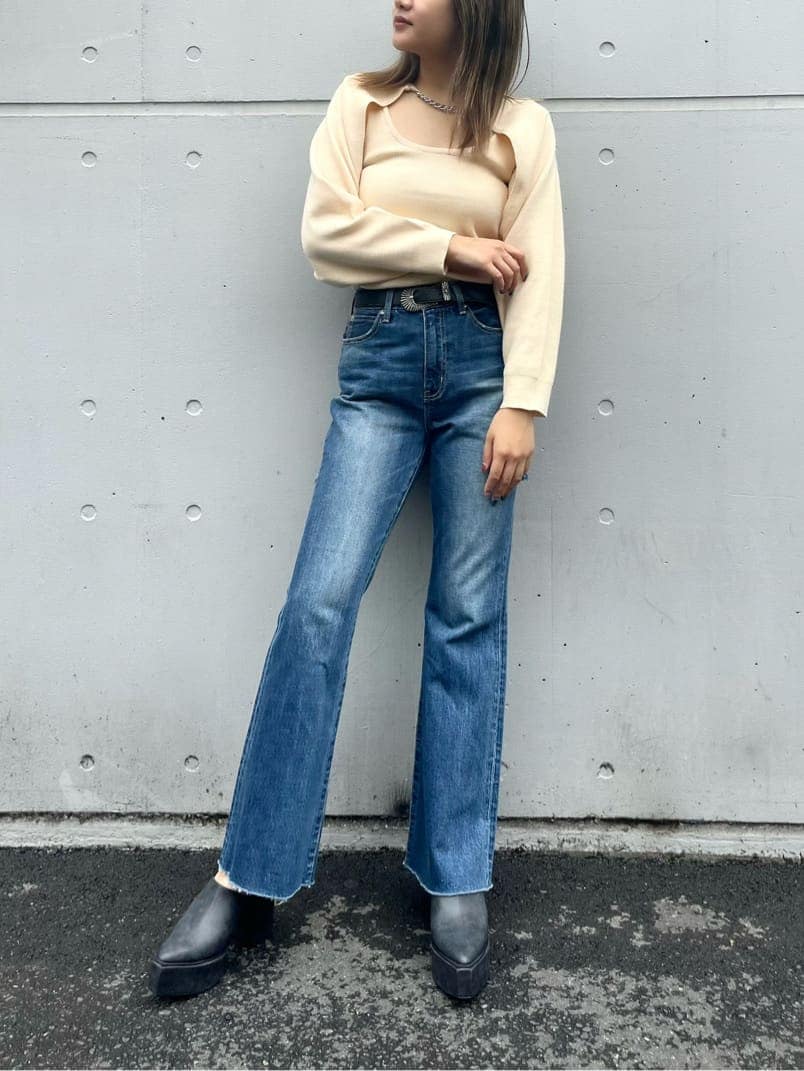 ブラック系のサンダル、ブルー系のデニムパンツ、ホワイト系のベルトを着用したレディースの秋コーディネートの3枚目の写真