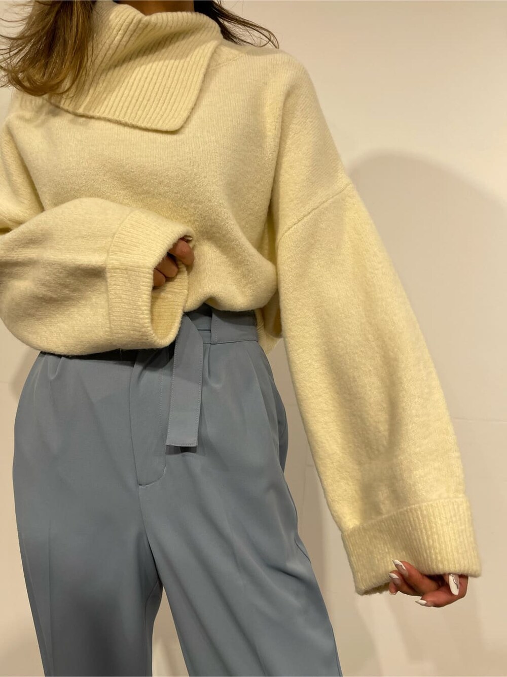 その他のブーツ、ホワイト系のニット/セーター、ブルー系のその他パンツを着用したレディースの冬コーディネートの6枚目の写真