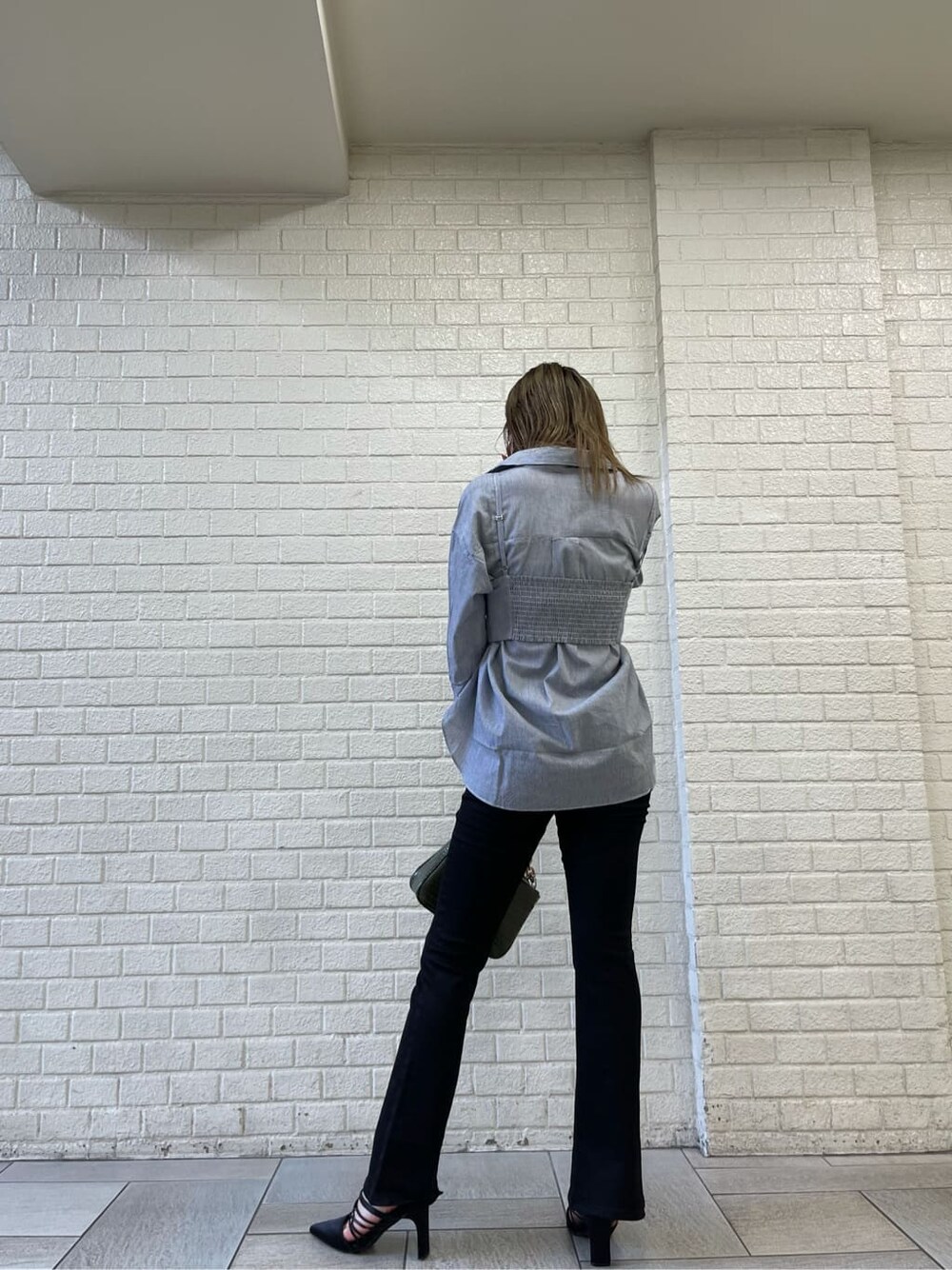 ブラック系のデニムパンツ、ブラック系のシャツ/ブラウス、ブラック系のサンダルを着用したレディースの夏コーディネートの3枚目の写真